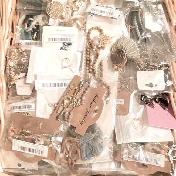 🌾MYSTERY SURPRISE 6 FOR $38 JEWELRY BUNDLE - Picture 4 of 16